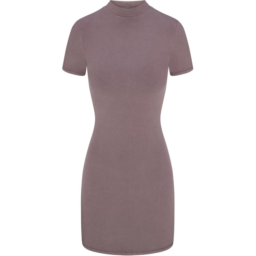 

Летнее платье с короткими рукавами и высоким воротником SKIMS SS24 OUTDOOR MOCK NECK MINI DRESS цвета цинк