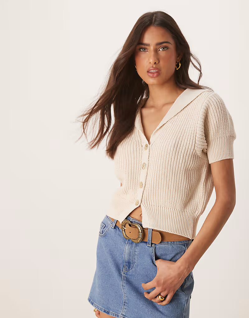 

Вязаный кардиган ASOS DESIGN с короткими рукавами, структурным воротником и золотыми пуговицами кремового цвета