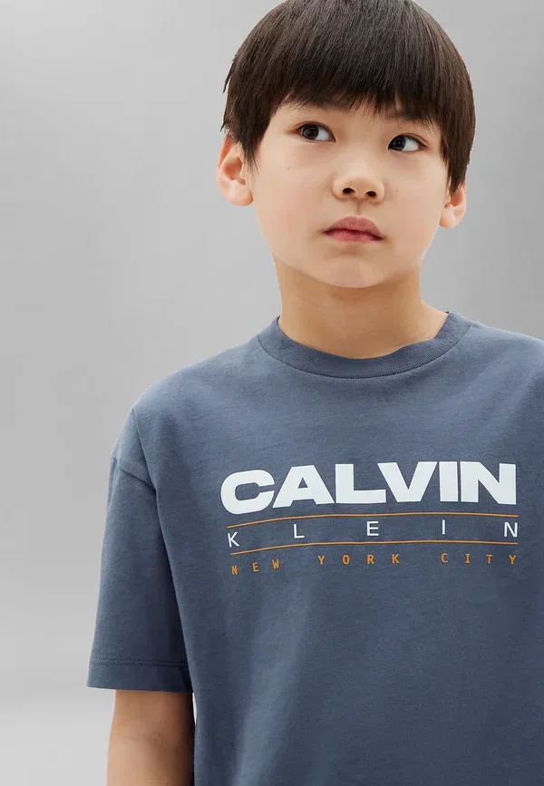 Футболка с принтом Calvin Klein Jeans, цвет ночно-синий — фото 4