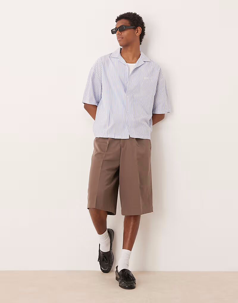 

Элегантные свободные шорты-бермуды ASOS DESIGN со складками спереди коричневого цвета