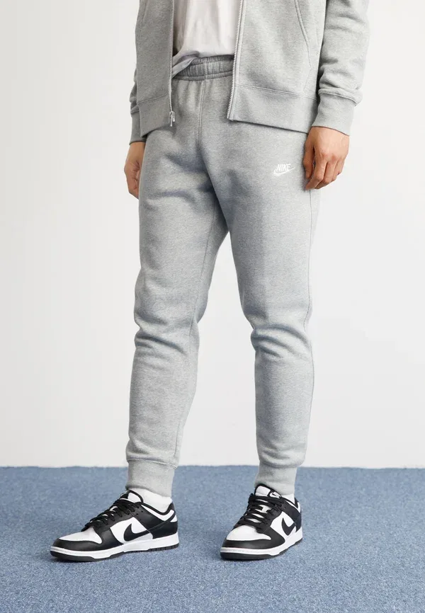 Тренировочные штаны Nike Sportswear Club jggr, тёмно-серый меланж/матовое серебро/белый