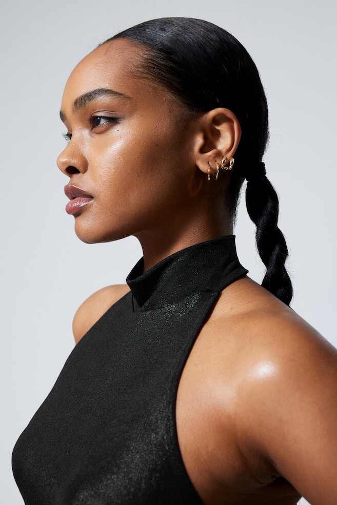 

Блестящий топ без рукавов с бретельками на шее Weekday, черный