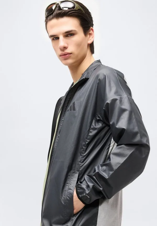 Ветровка с несколькими куртками Adidas Terrex, Black/White/Grey Six — фото 4