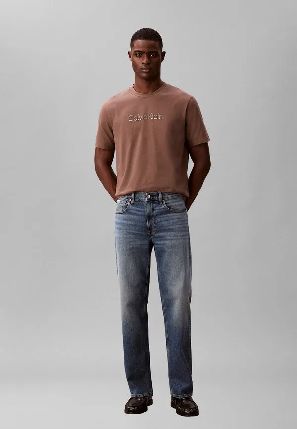 Футболка с графическим принтом в спортивном стиле Calvin Klein, Warm Oak — фото 2