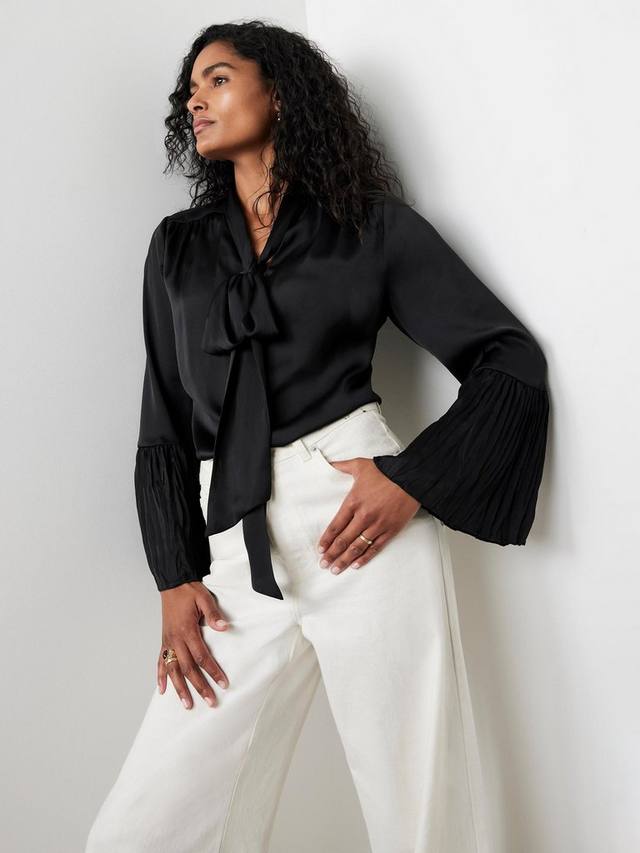 

Блузка с бантом на шее и плиссированными манжетами из сатина Mint Velvet, Black