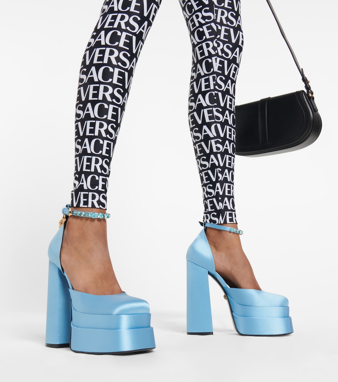 Атласные туфли-лодочки Medusa Aevitas на платформе Versace, Ice Blue-Oro Versace — фото 4