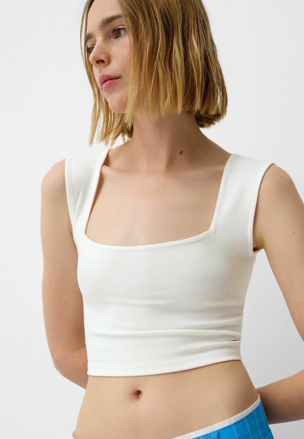 

Топ SLEEVELESS WITH SQUARE NECK Bershka, белый