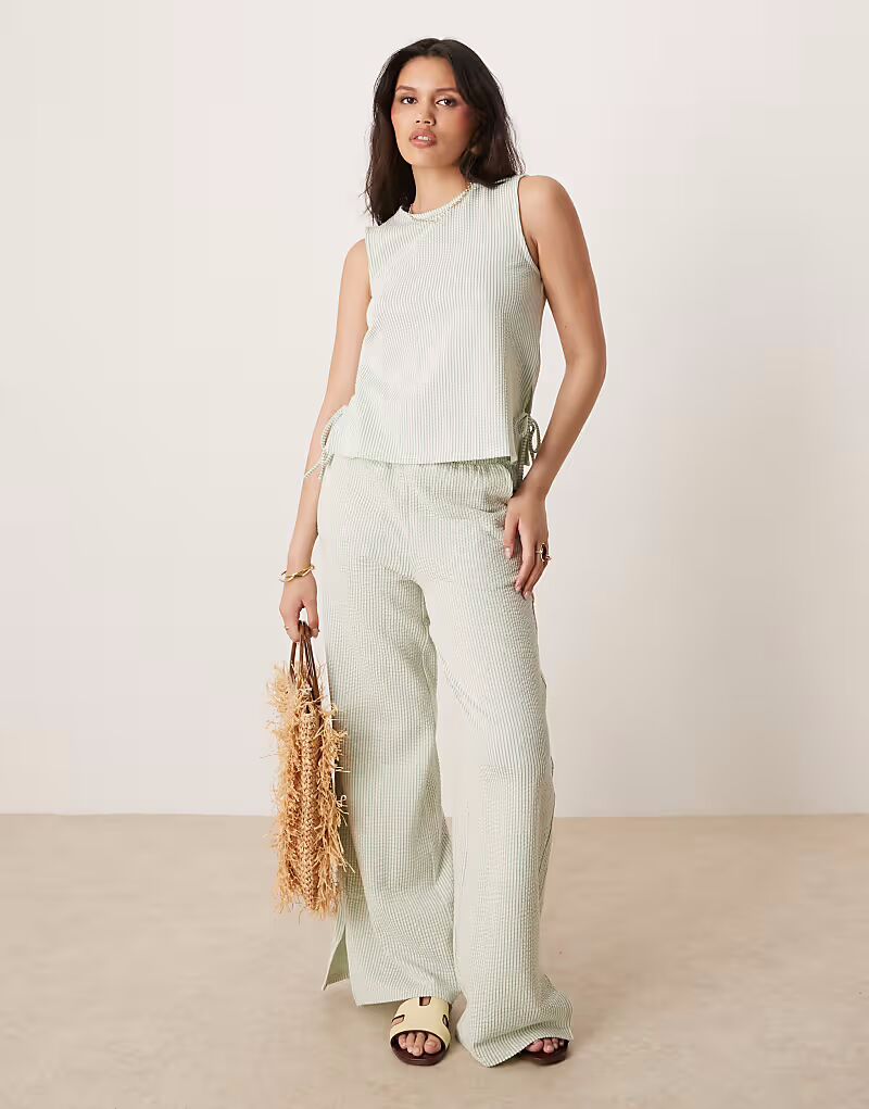 

Широкие брюки в фактурную полоску зеленого и кремового цветов Vila