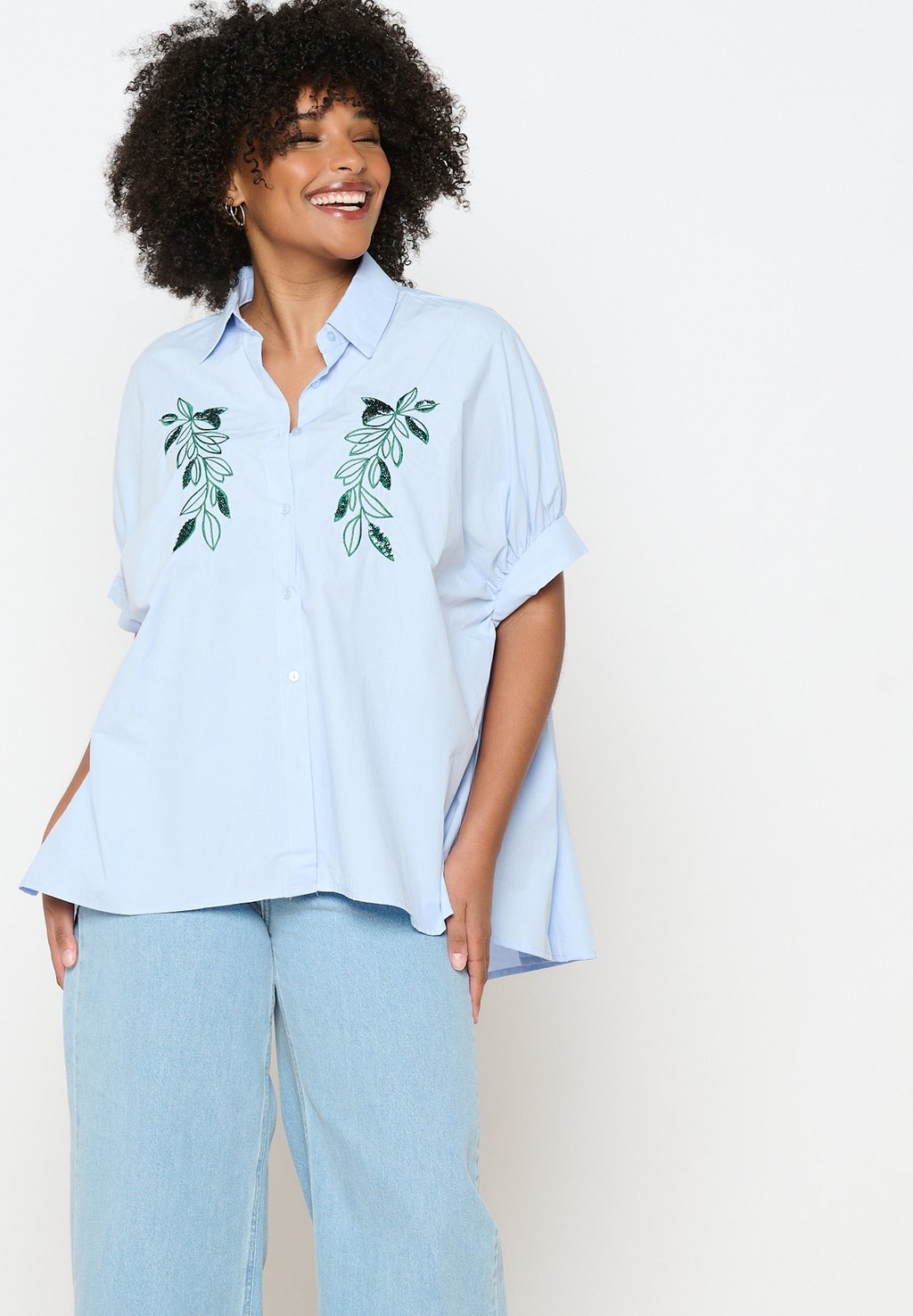 

Блузка на пуговицах WITH EMBROIDERY LolaLiza, светло-голубой