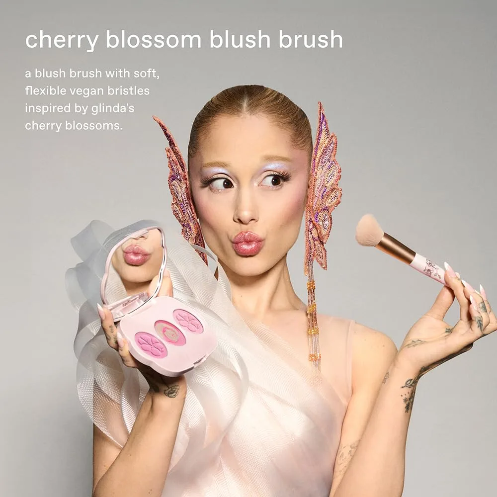 Кисть для румян rem beauty by Ariana Grande Wicked: For Good | Cherry Blossom | Мягкие, пушистые щетинки | Идеально подходит для наслаивания и растушевки | 1 шт., Black — фото 2