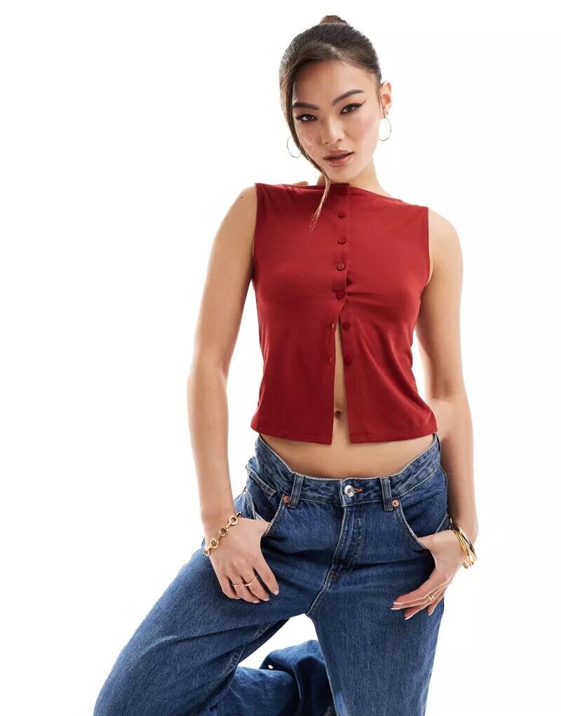 

Красная пуговица на майке ASOS