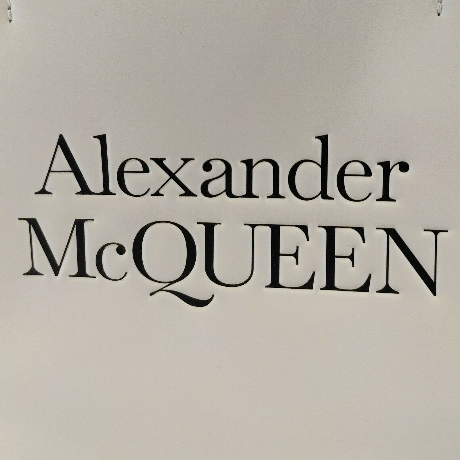 

Кожаная сумка-шоппер с фирменным логотипом Alexander McQueen, слоновая кость