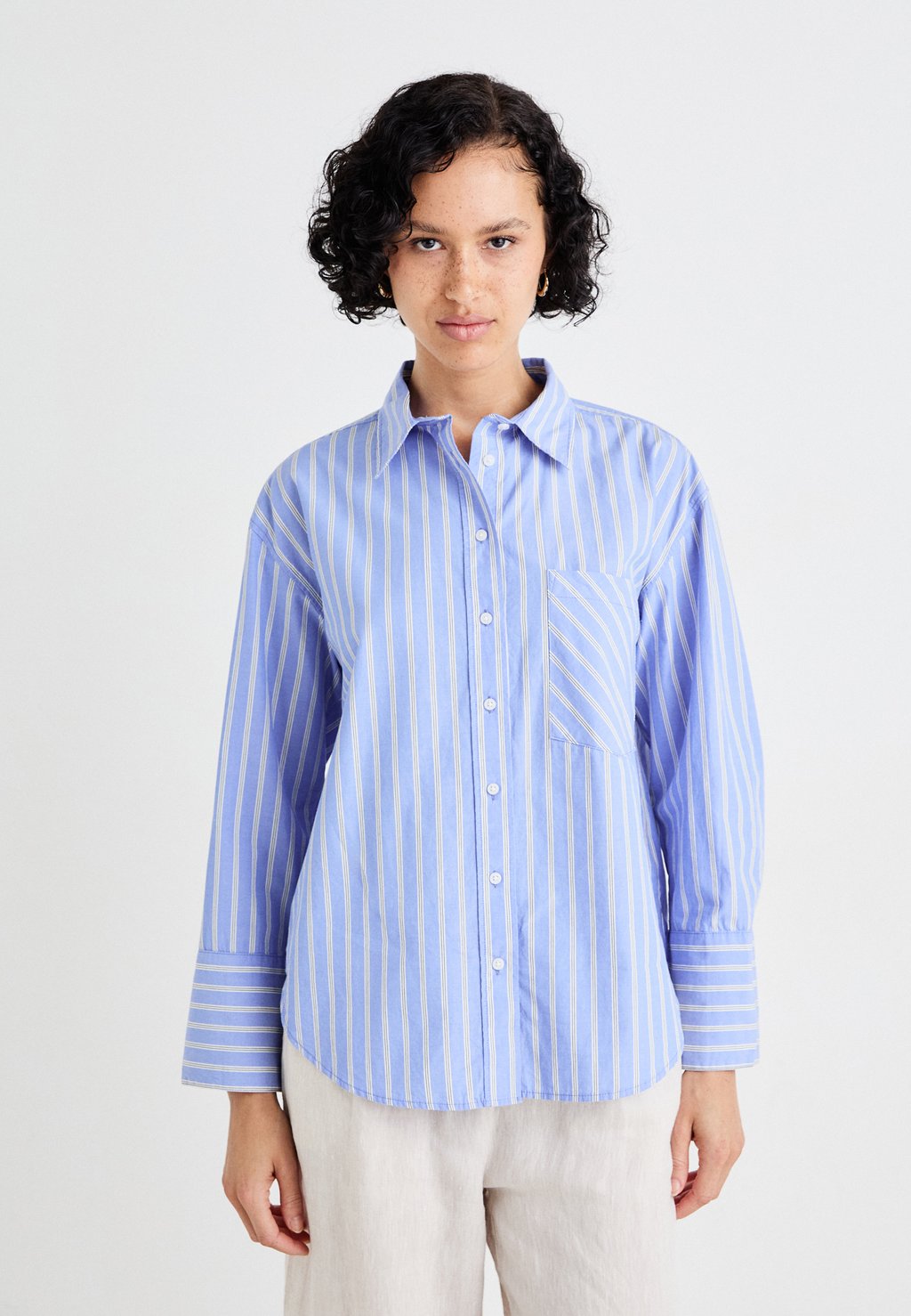 

Блузка на пуговицах POPLIN Gina Tricot, синий