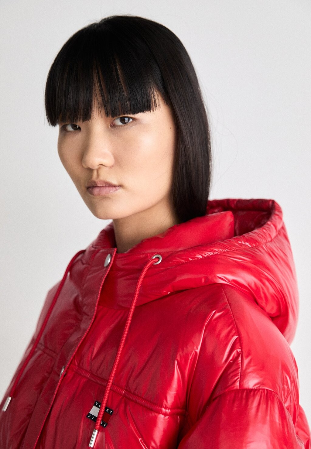 

Зимняя куртка SHINY HOOD BADGE PUFFER Tommy Jeans, красный