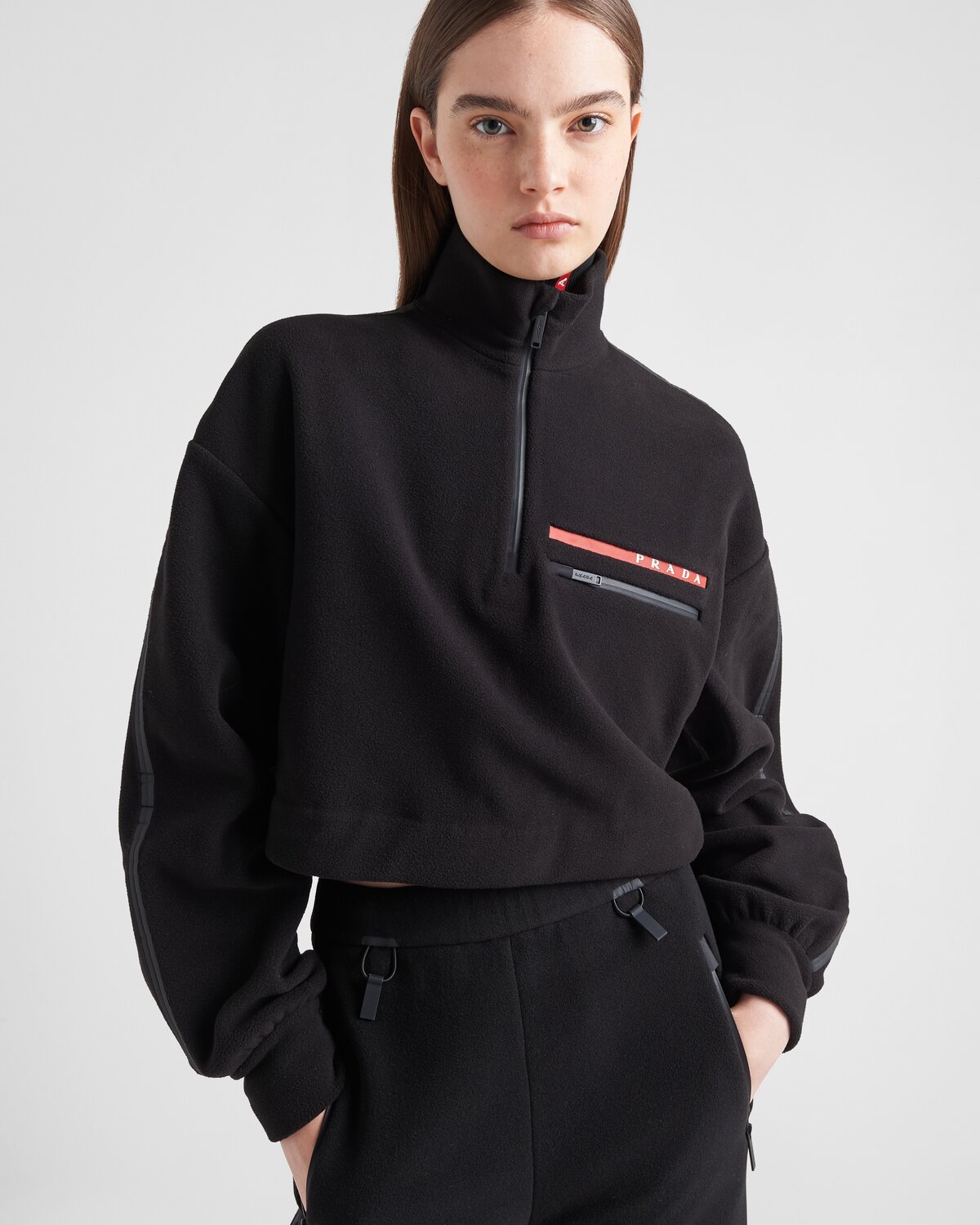 Укороченный свитшот из переработанного технического флиса Prada, черный — фото 4