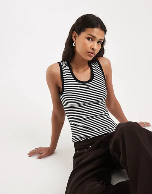 

Черный жилет в рубчик Tommy Jeans Essential