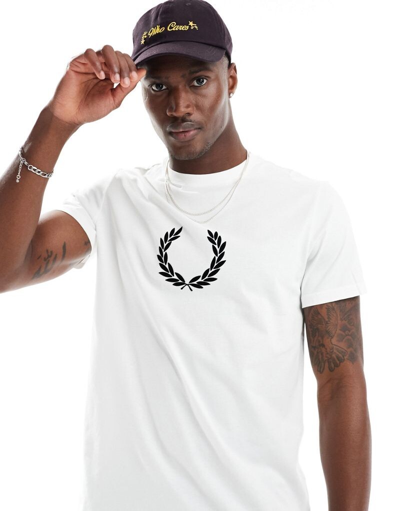 

Белая футболка с флокированным лавровым венком Fred Perry