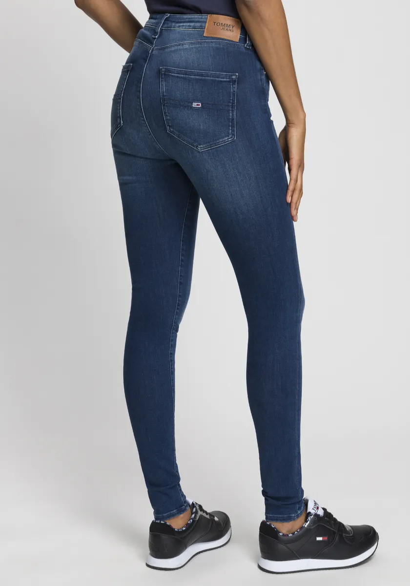Джинсы скинни Tommy Jeans "SYLVIA HR SUPER SKNY", высококачественные материалы для удобной и идеальной посадки, цвет New Niceville Mid Blue — фото 2
