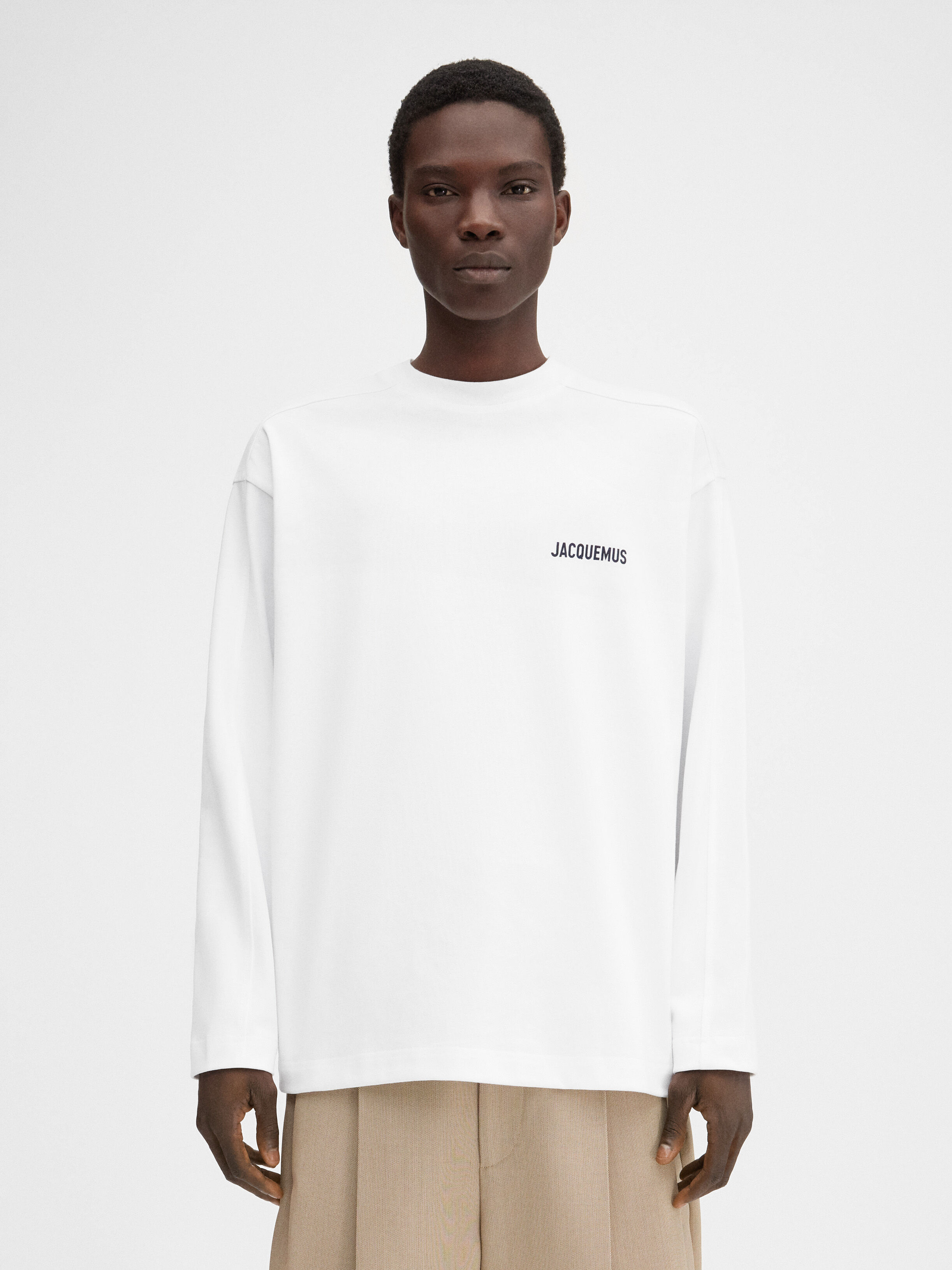 

Футболка с длинным рукавом JACQUEMUS The London address t-shirt, цвет Londres White