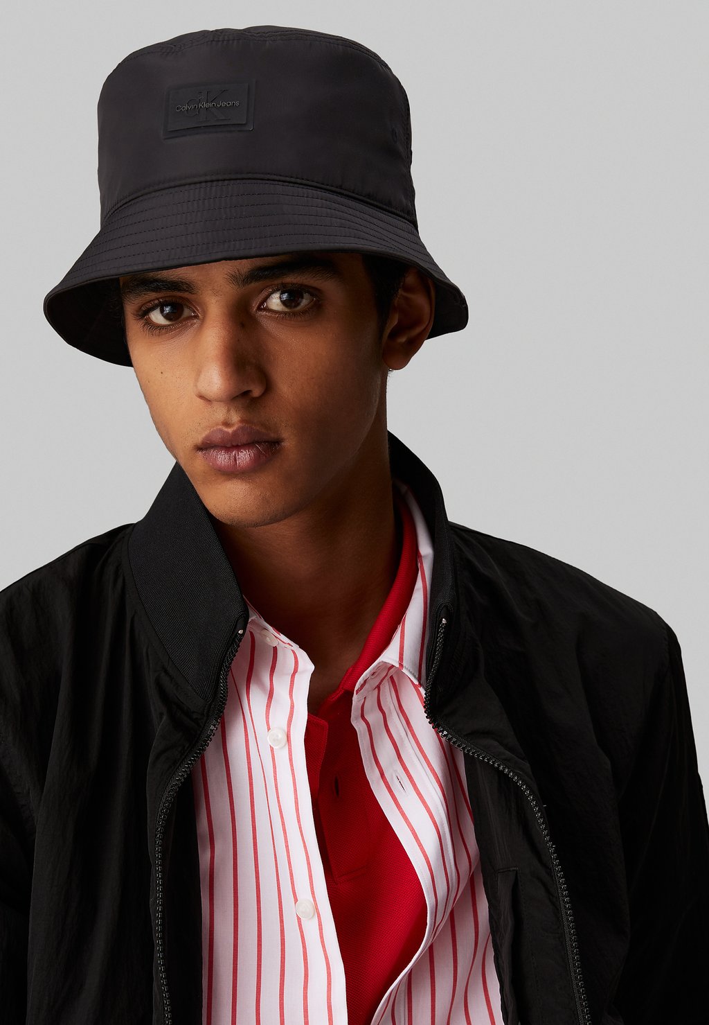 

Шляпа BUCKET Calvin Klein Jeans, черный