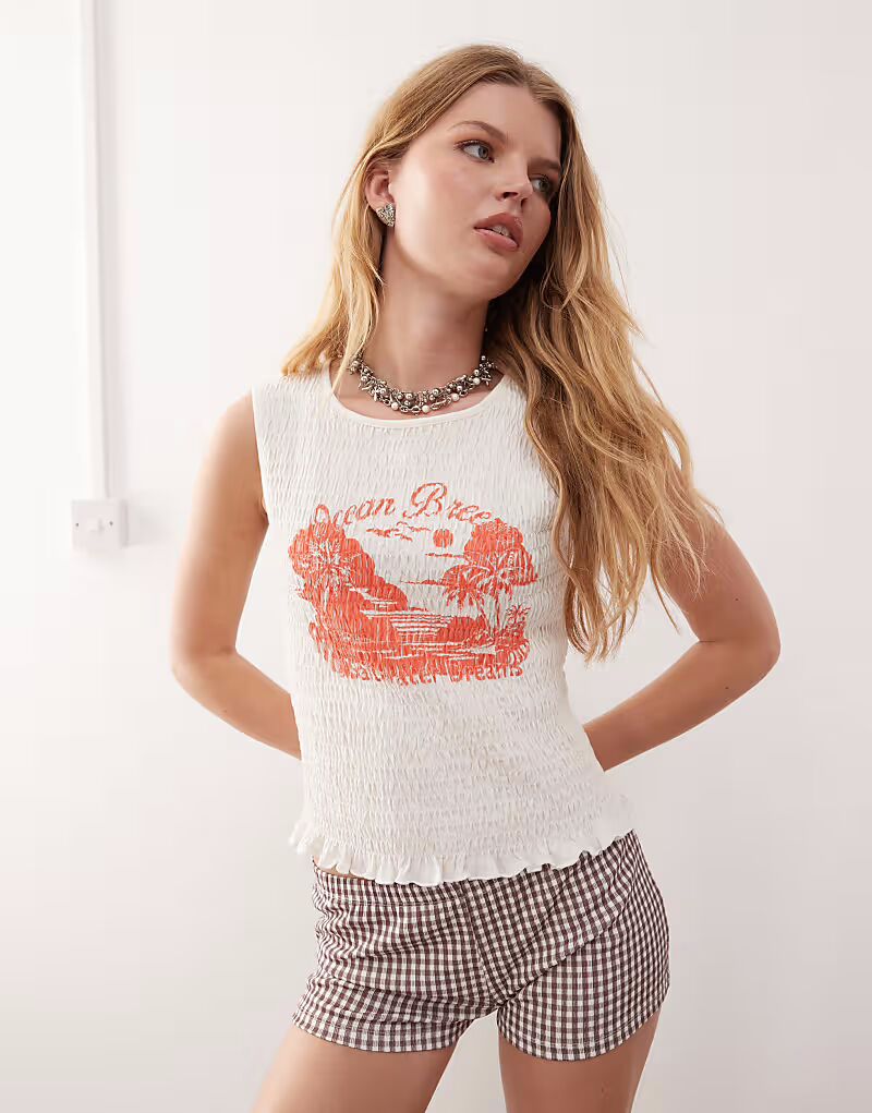 

Майка без рукавов со сборками, оборкой по краю и контрастным оранжевым принтом «Ocean Breeze» белого цвета Monki