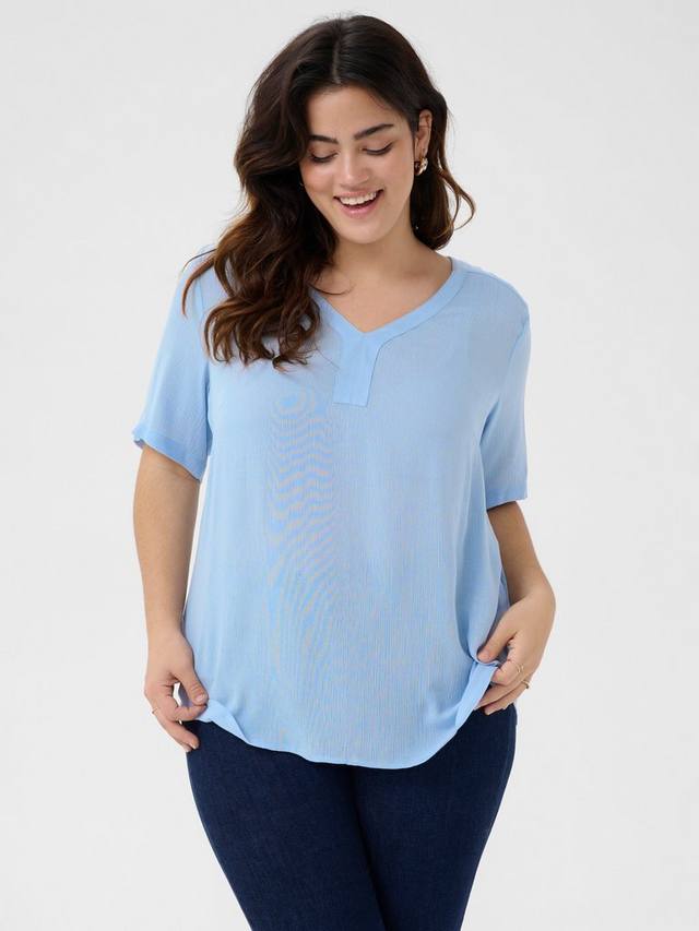 

Футболка ami с v-образным вырезом KAFFE Curve, цвет Soft Chambray