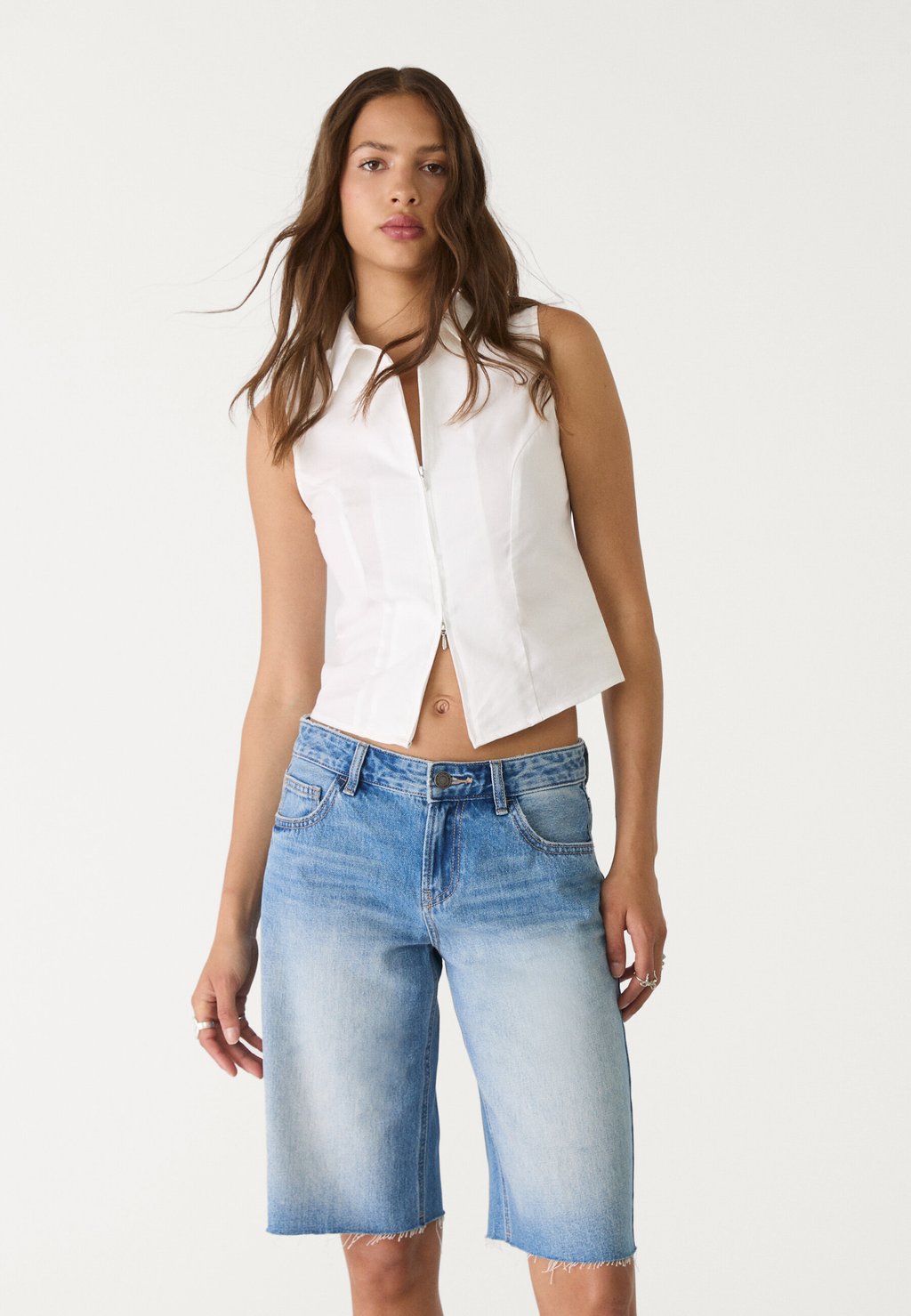 

Джинсовые шорты BAGGY BERMUDA Stradivarius, светло-голубой