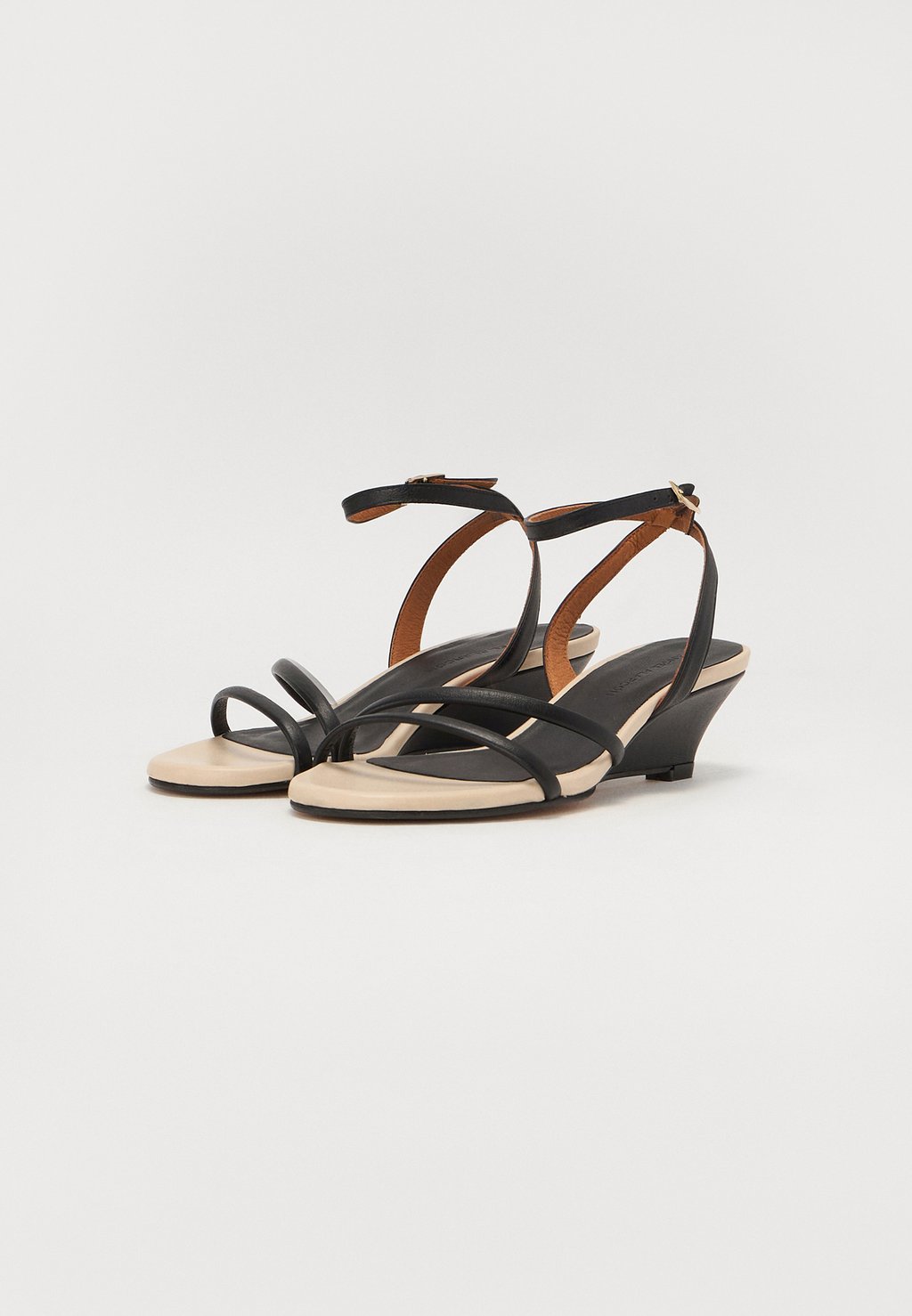 Сандалии с манжетой на щиколотке Wedge sandals ÁNGEL ALARCÓN, черный — фото 4