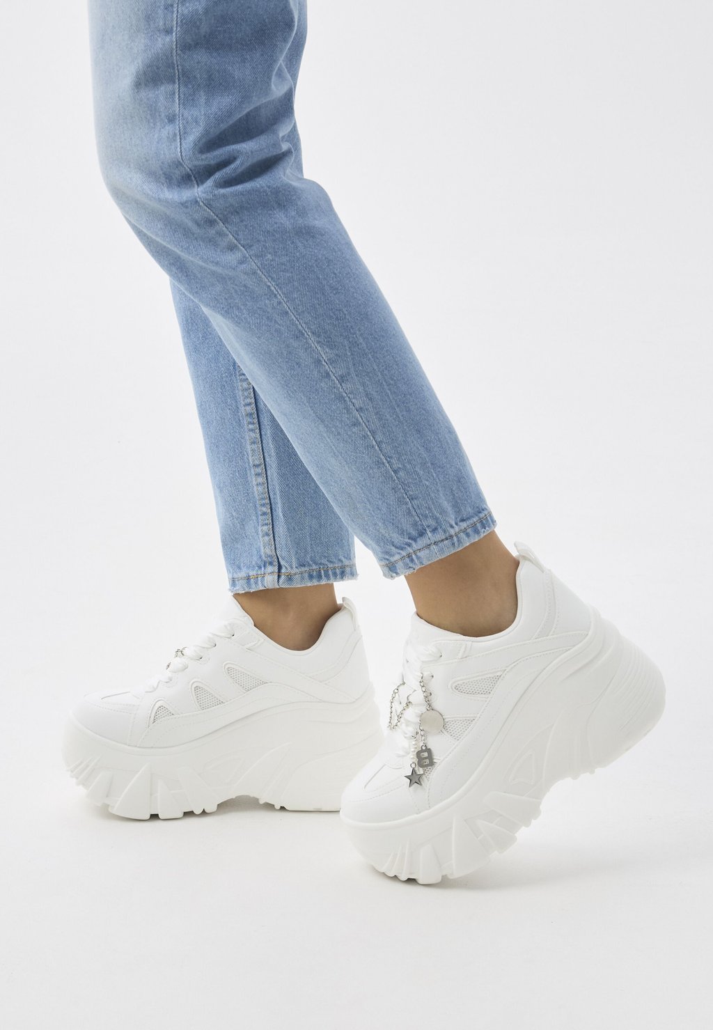 Низкие кеды Bershka, белый