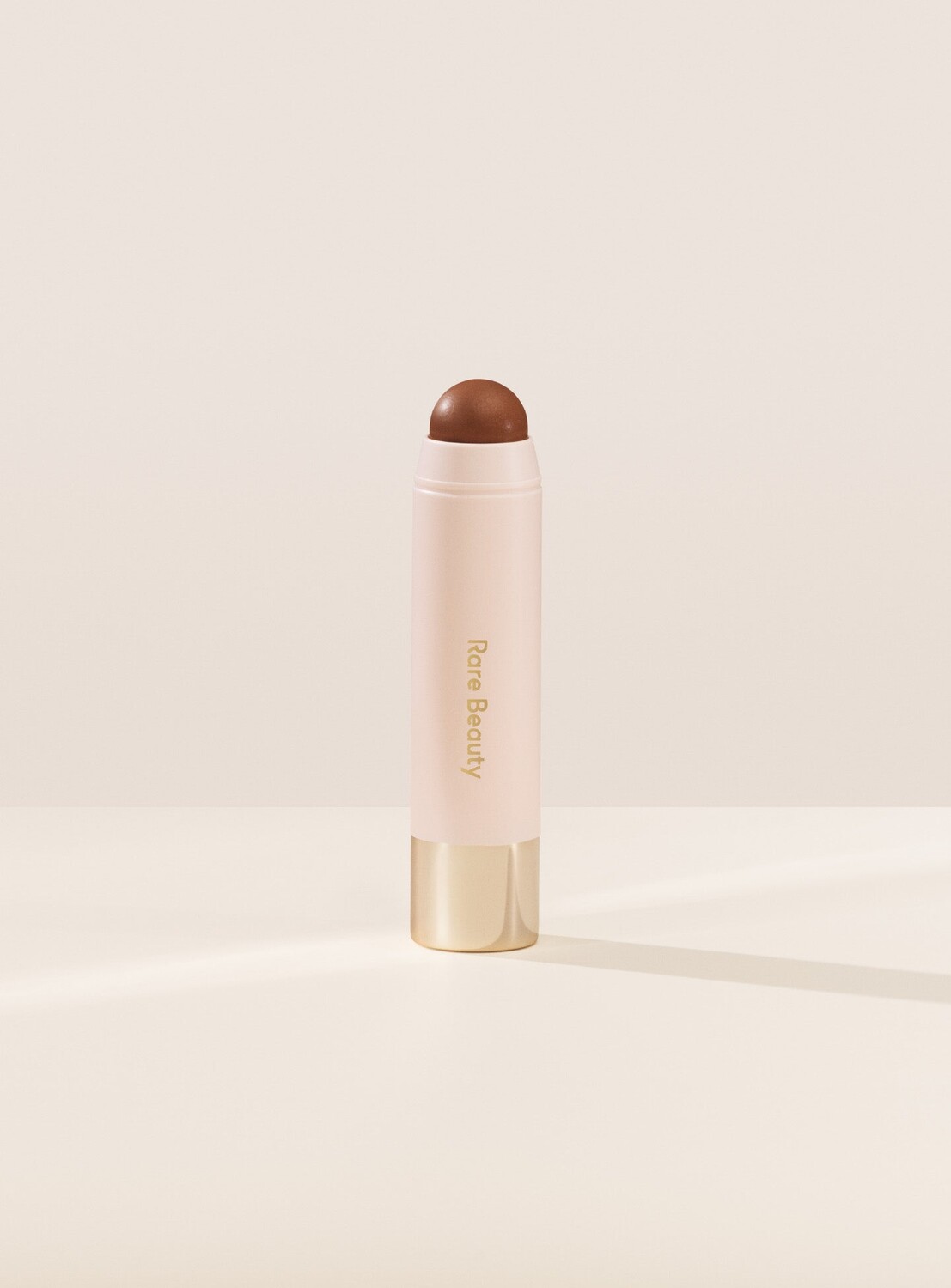 

Легкий бронзер-карандаш Warm Wishes Effortless Rare Beauty, цвет full of life/deep bronze with golden undertones, 7.0 гр