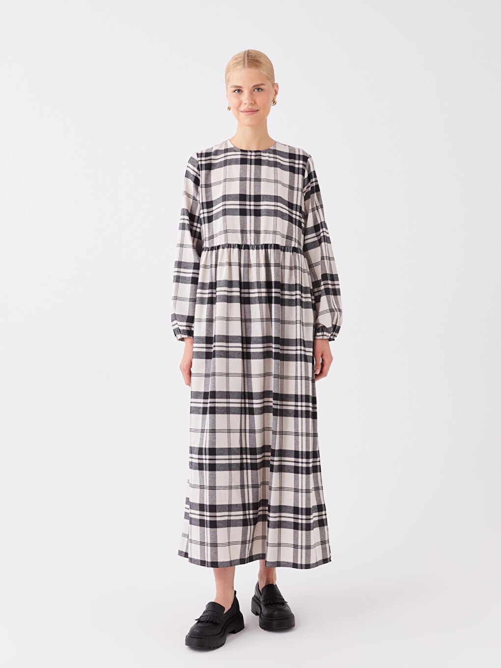 

Женское платье с длинным рукавом с круглым вырезом и рисунком LCW Modest, черный плед