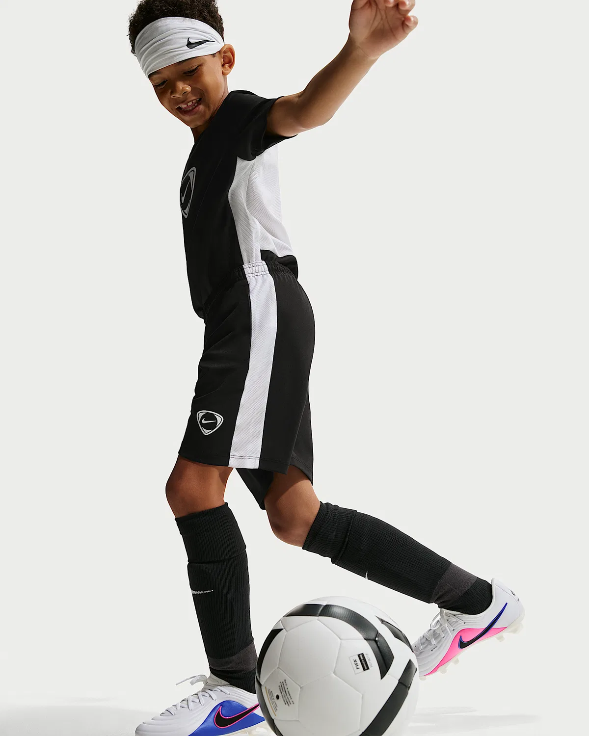 Детские футбольные шорты Nike Academy+ Dri-FIT, Black/White/White — фото 4