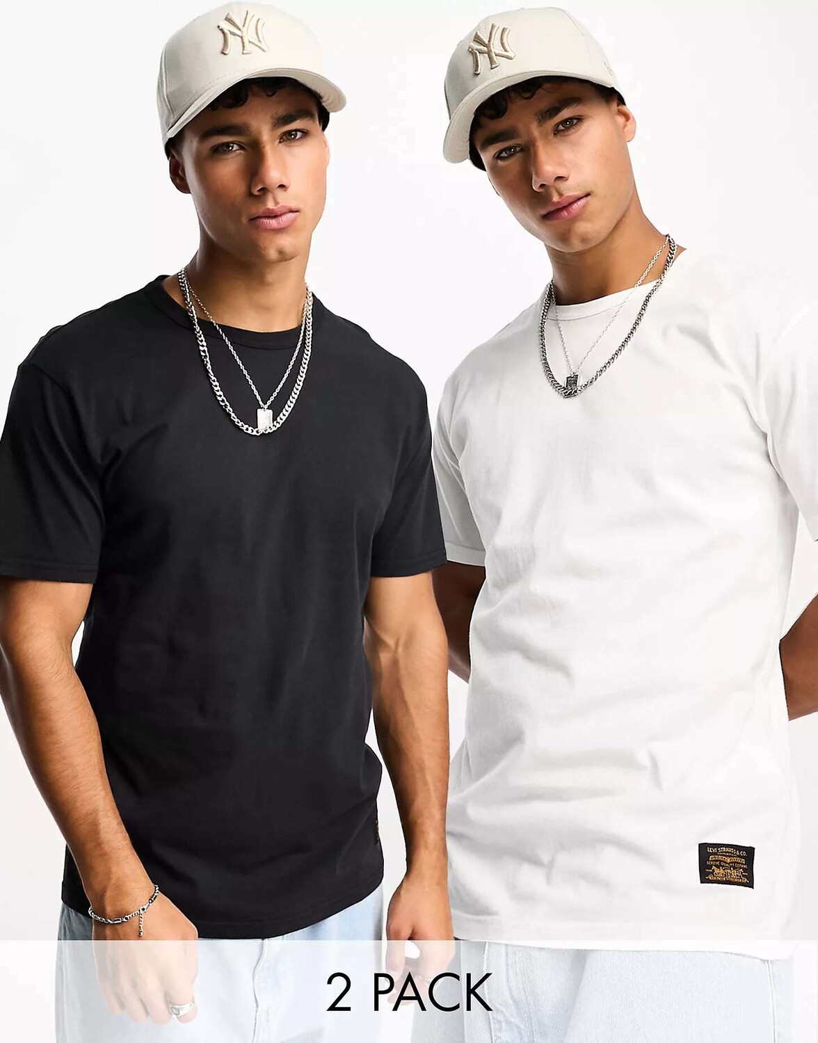 

2 пары футболок Levi's Skate белого/черного цвета с небольшим логотипом на нижней кромке LEVIS SKATEBOARDING