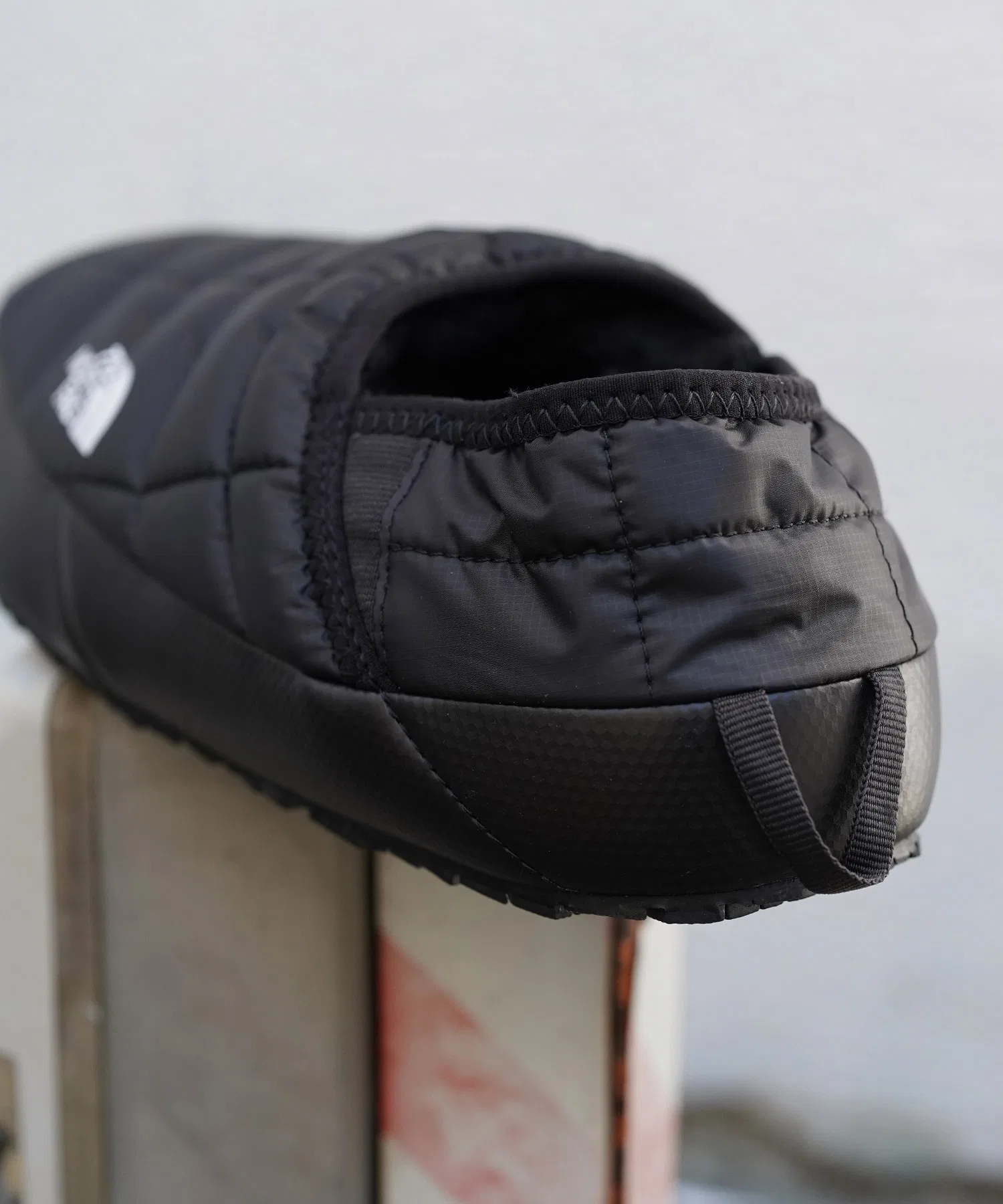 Мужские утеплённые тапочки-мюли THE NORTH FACE THERMOBALL чёрные — фото 3