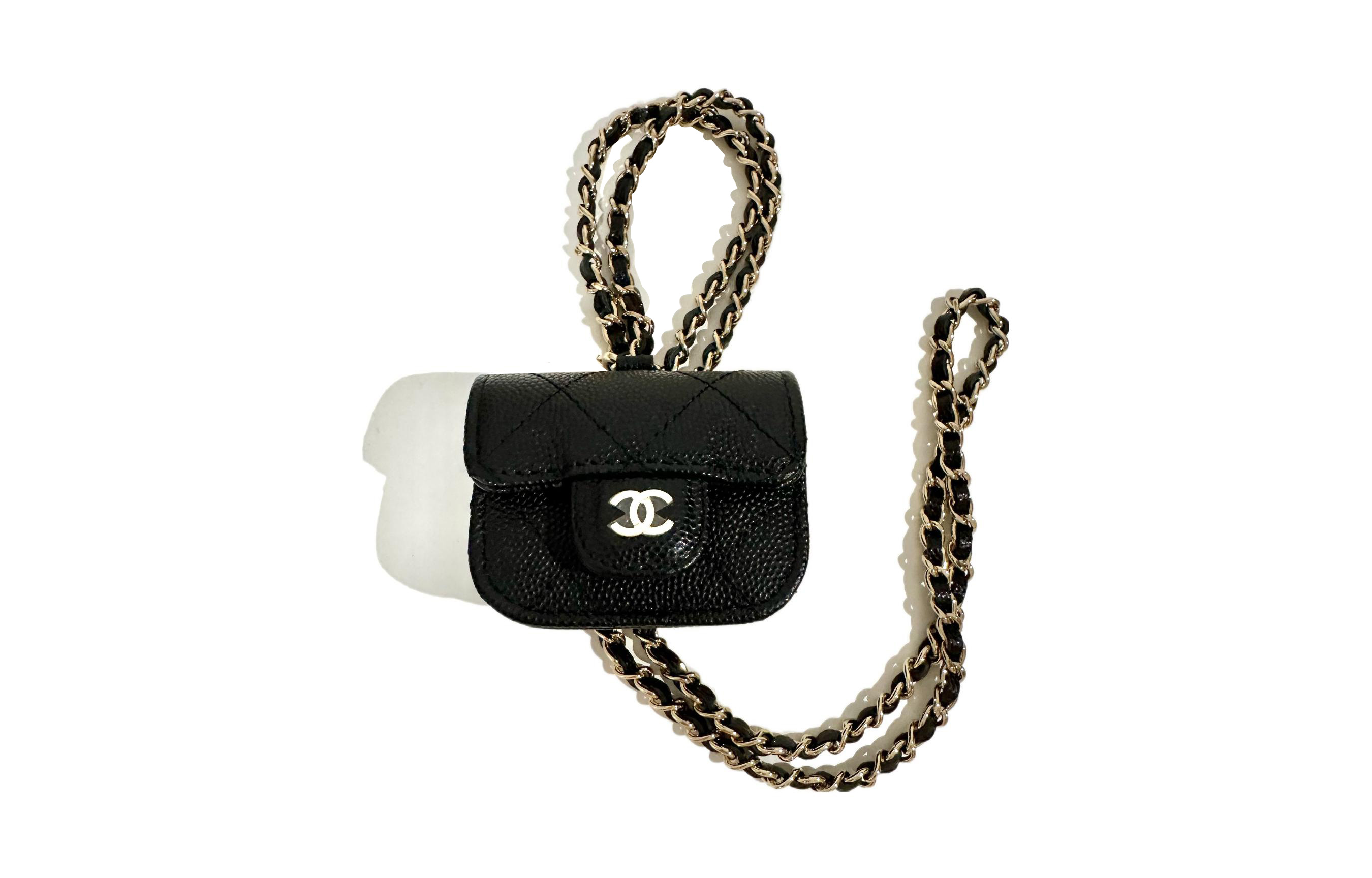 

CHANEL Чехол для наушников из кожи ягненка с золотистым металлом женский черный