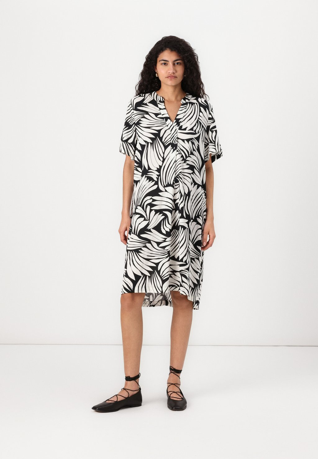 

Повседневное платье ONLSUSI LIFE V NECK TUNIC DRESS ONLY, черный