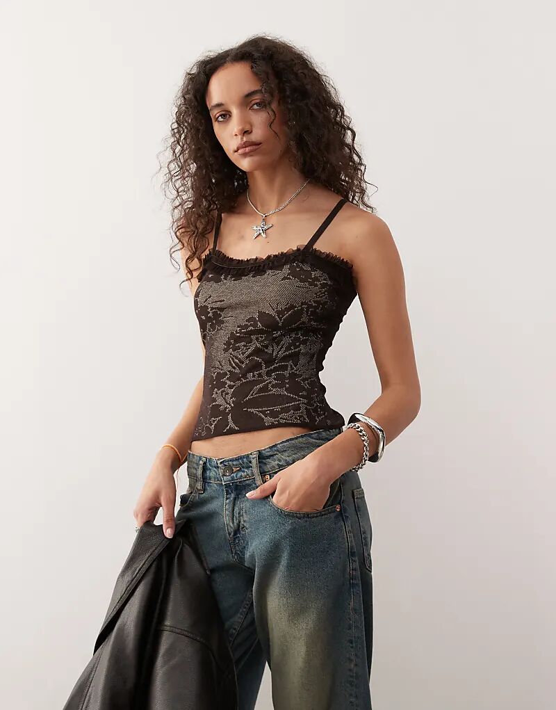 

COLLUSION Трикотажный топ на бретелях с оборкой коричневого цвета