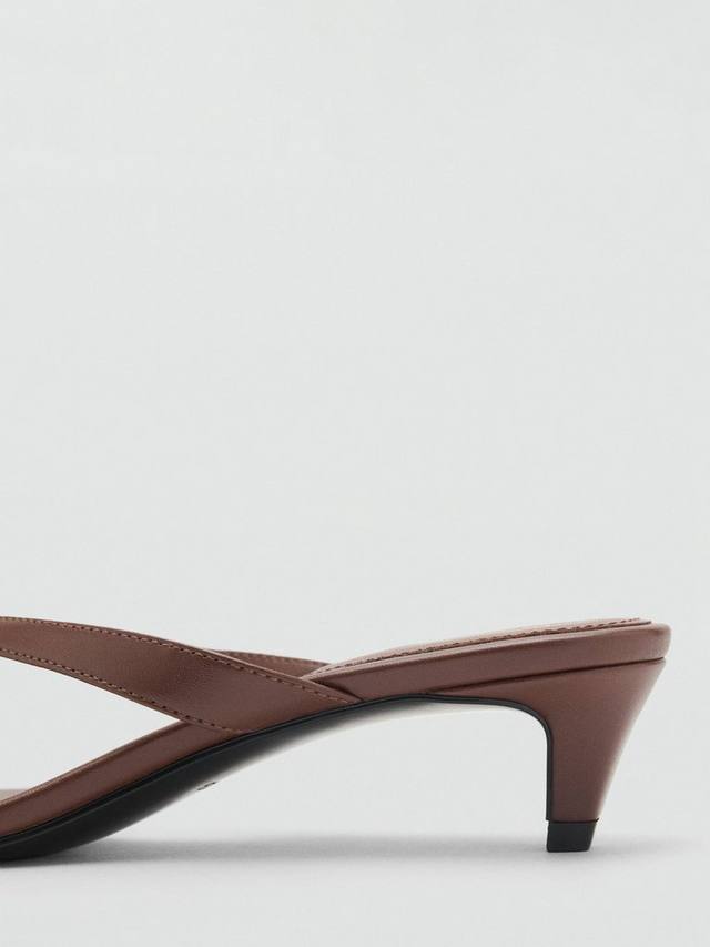 Сандалии Siena на низком каблуке с ремешком между пальцев Mango, Dark Brown — фото 3