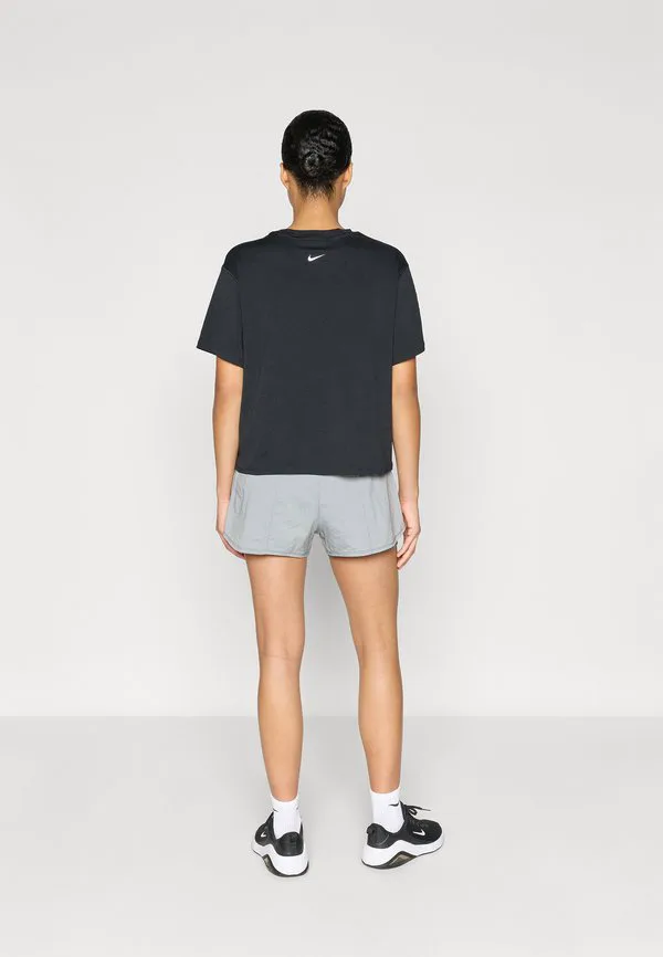 Одни короткие спортивные шорты Nike Performance, Smoke Grey/White — фото 3