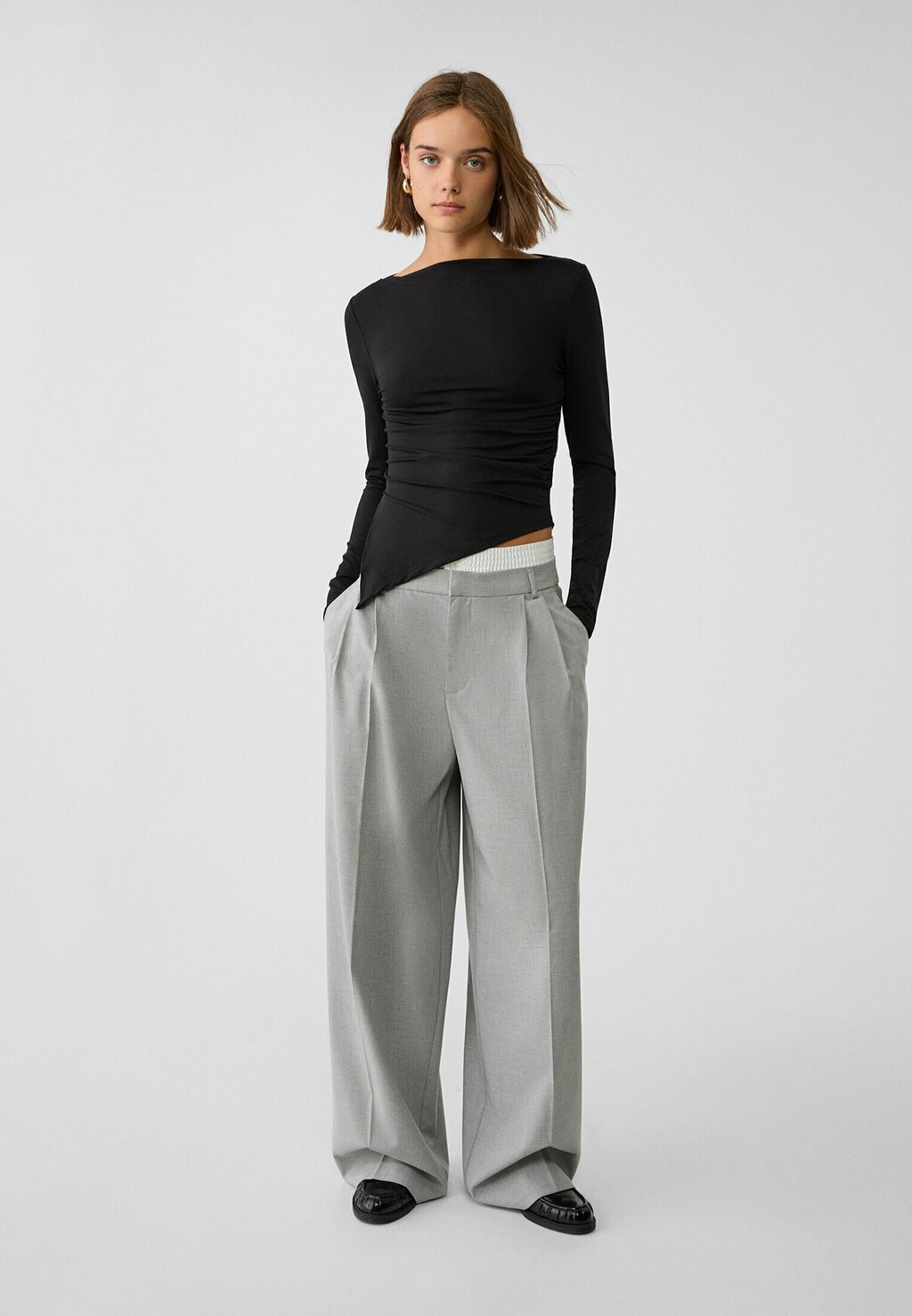

Топ с длинными рукавами ASYMMETRIC Stradivarius, черный