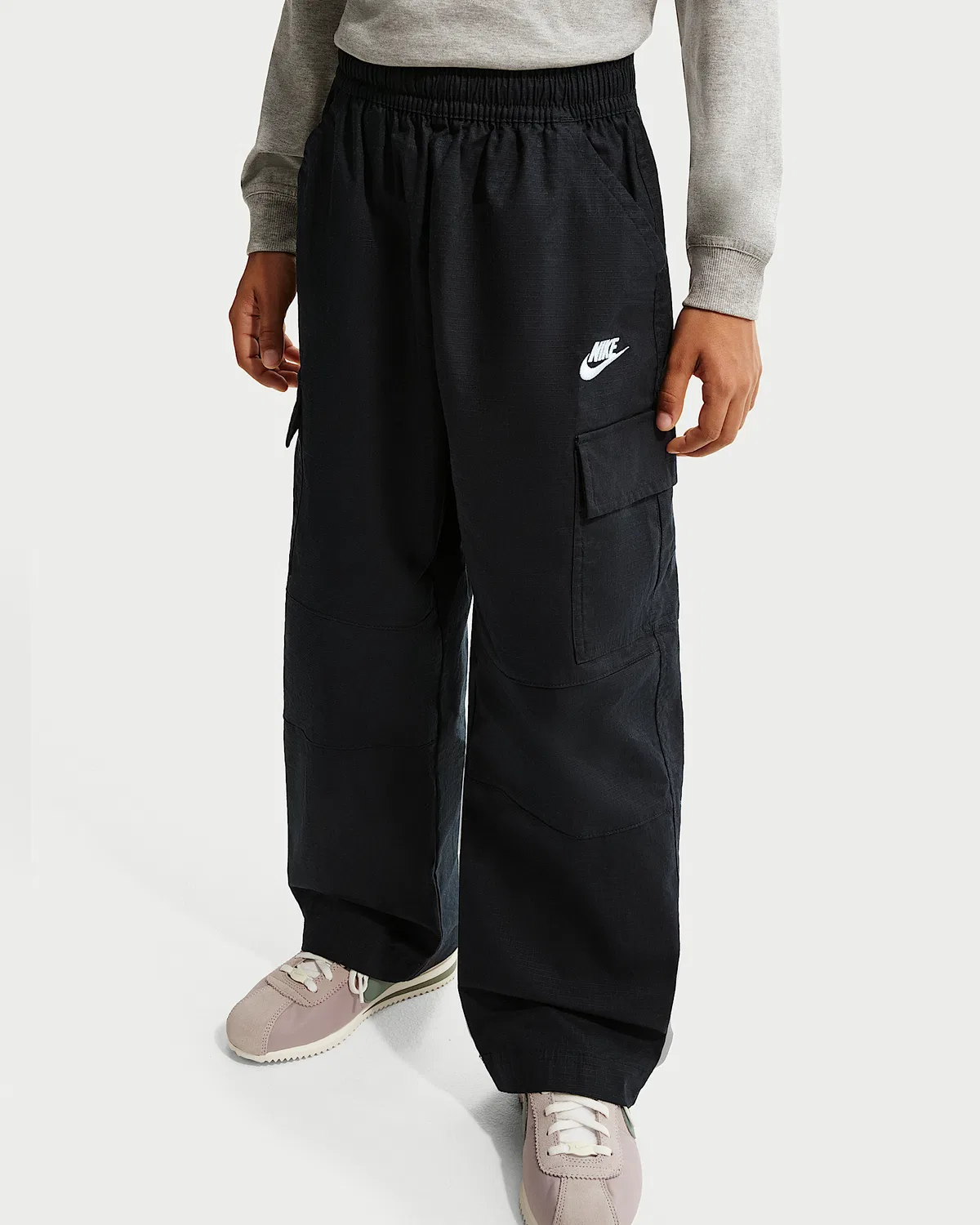 Детские широкие карго-брюки Nike Sportswear Club, Black/White — фото 2