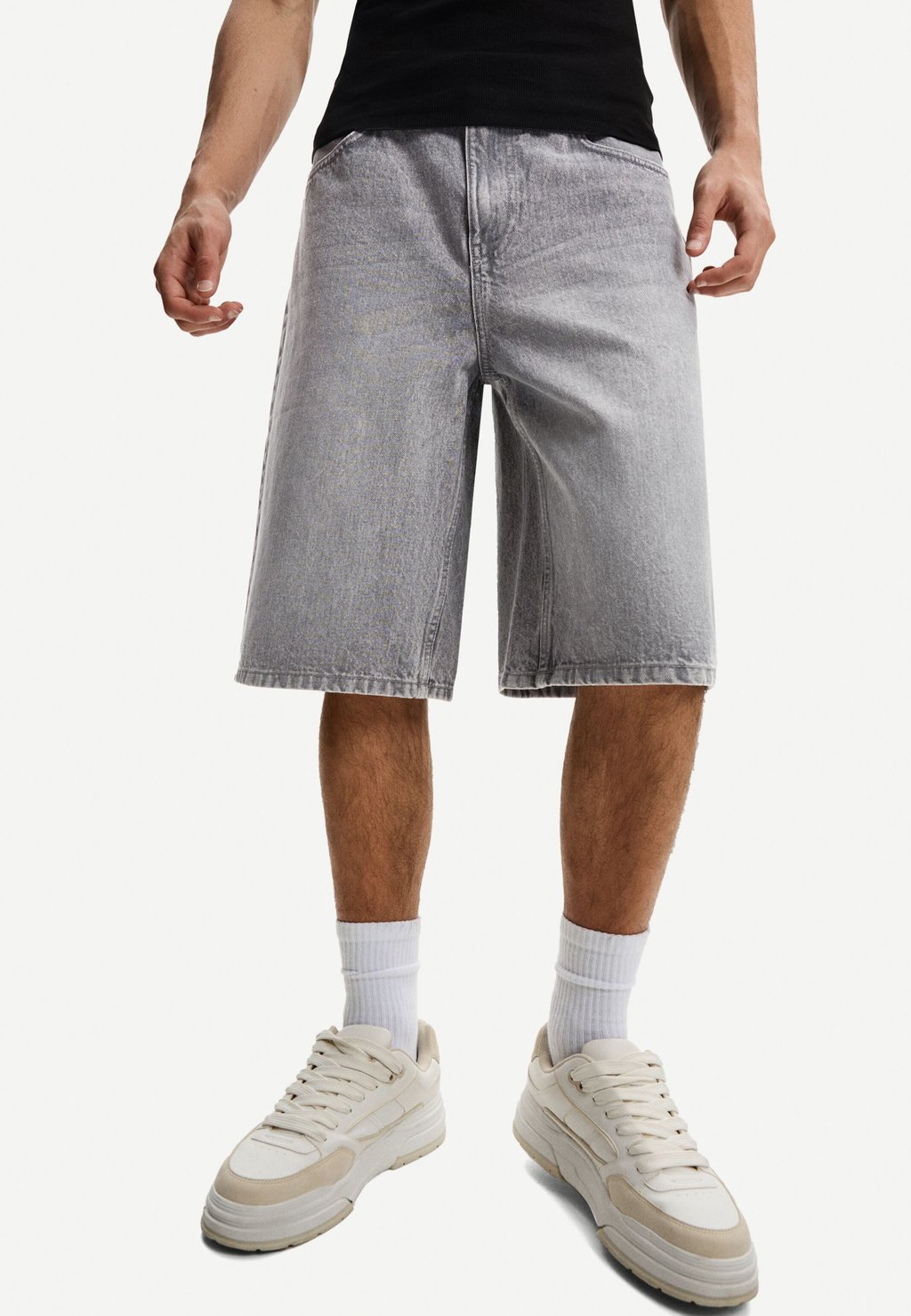 

Джинсовые шорты BAGGY-BERMUDA Bershka, серый