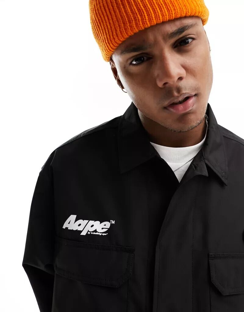 

Aape By A Bathing Ape – функциональная куртка черного цвета с принтом на спине