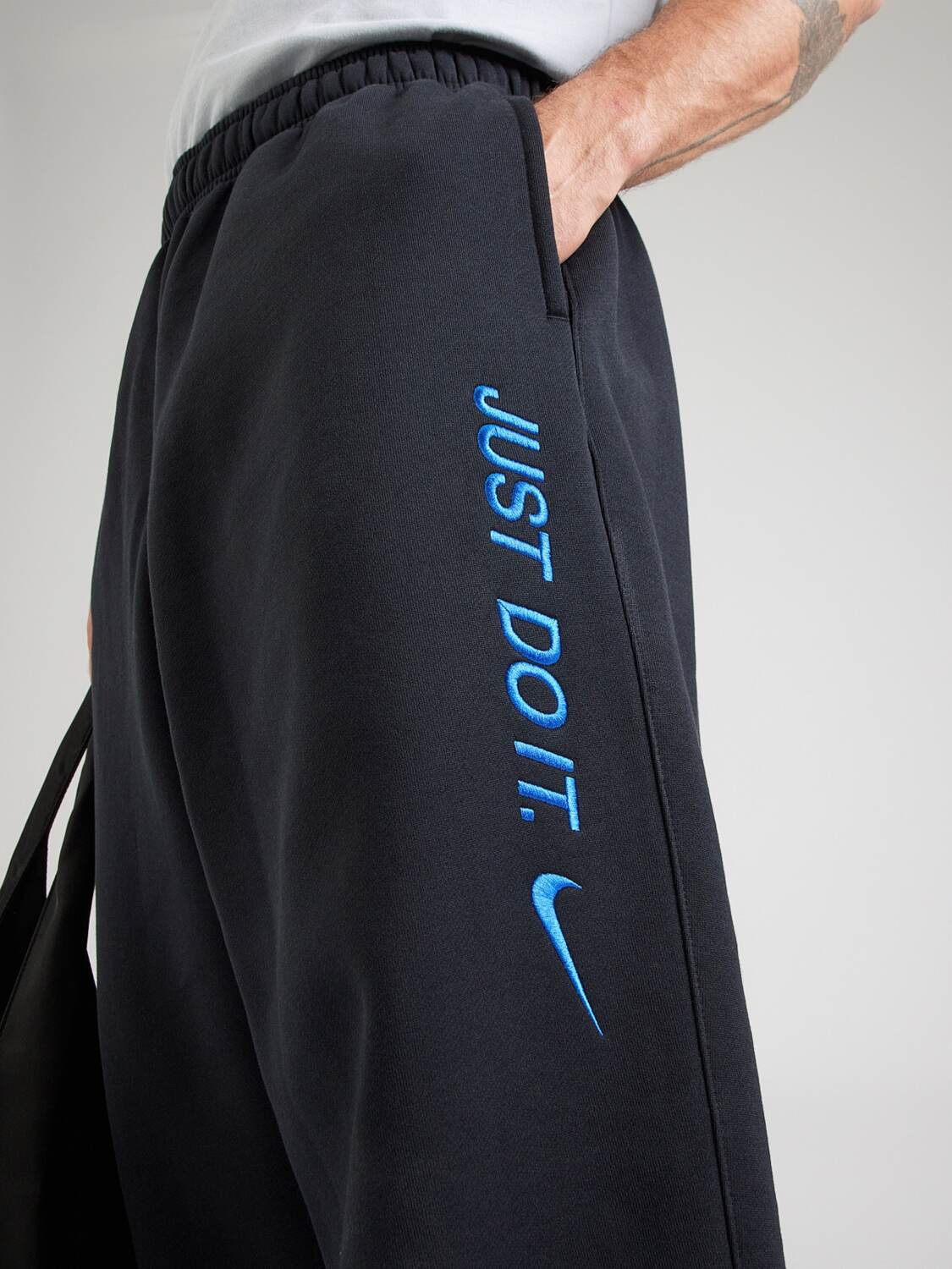 Nike Sportswear Брюки Tapered 'CLUB' в черном цвете — фото 2