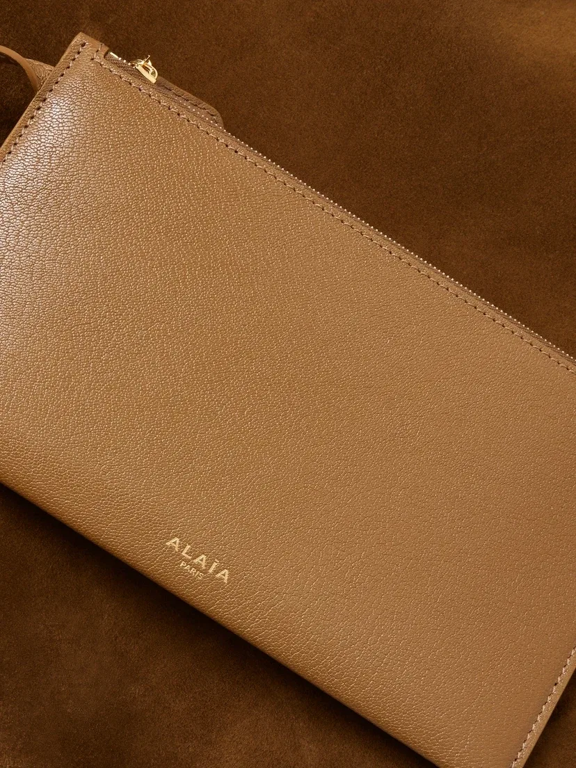 Большая замшевая сумка-ведро Hip с логотипом и кожаной отделкой Alaïa, зеленый — фото 4
