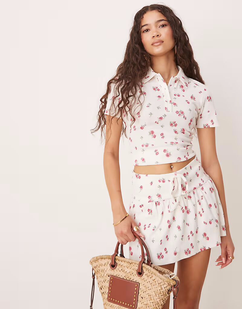 

Футболка-поло с пуговицами ASOS DESIGN в мелкий цветочный узор