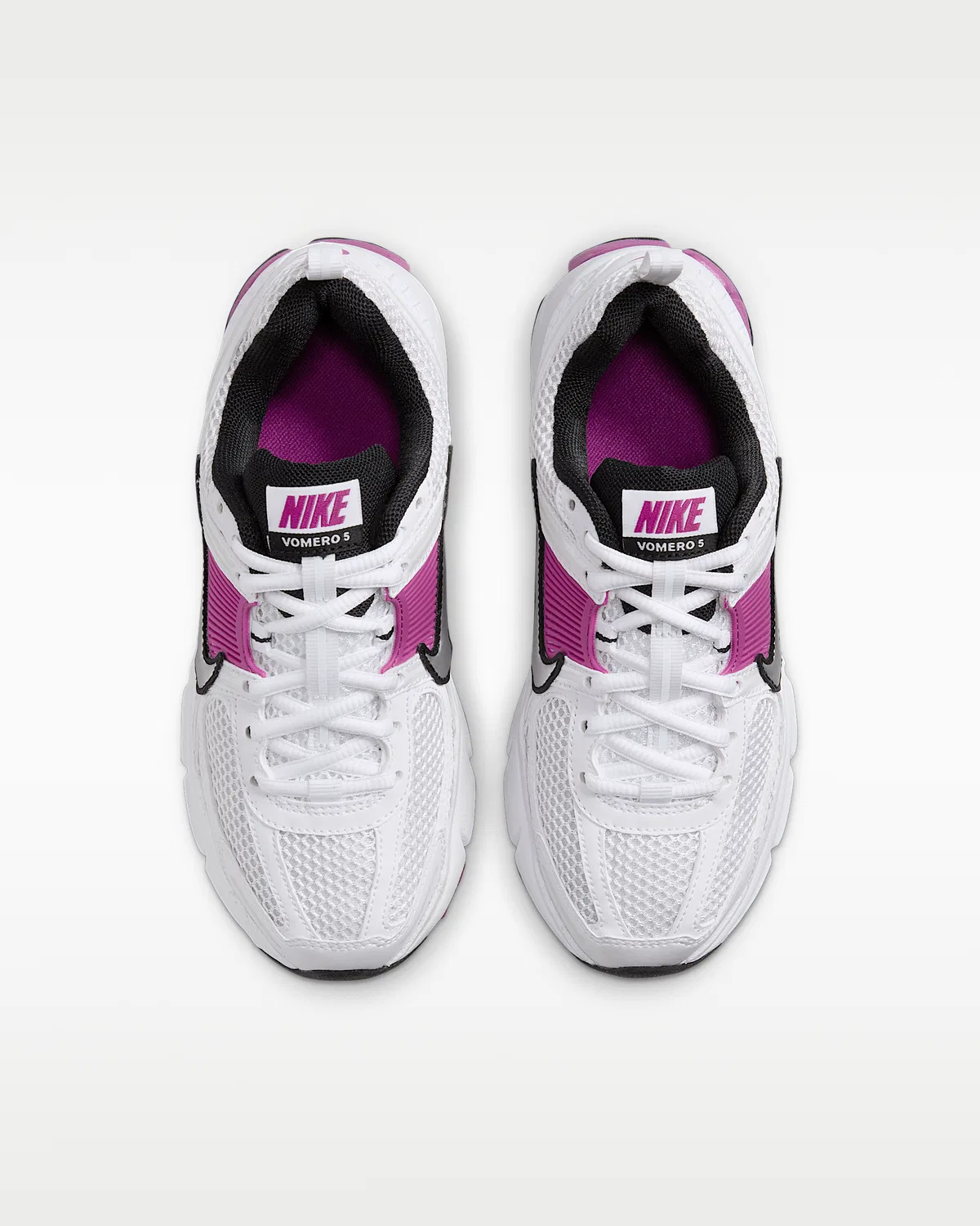 Детские кроссовки с отражающими элементами Nike Vomero 5, White/Pure Platinum/Hot Fuchsia/Metallic Platinum — фото 4