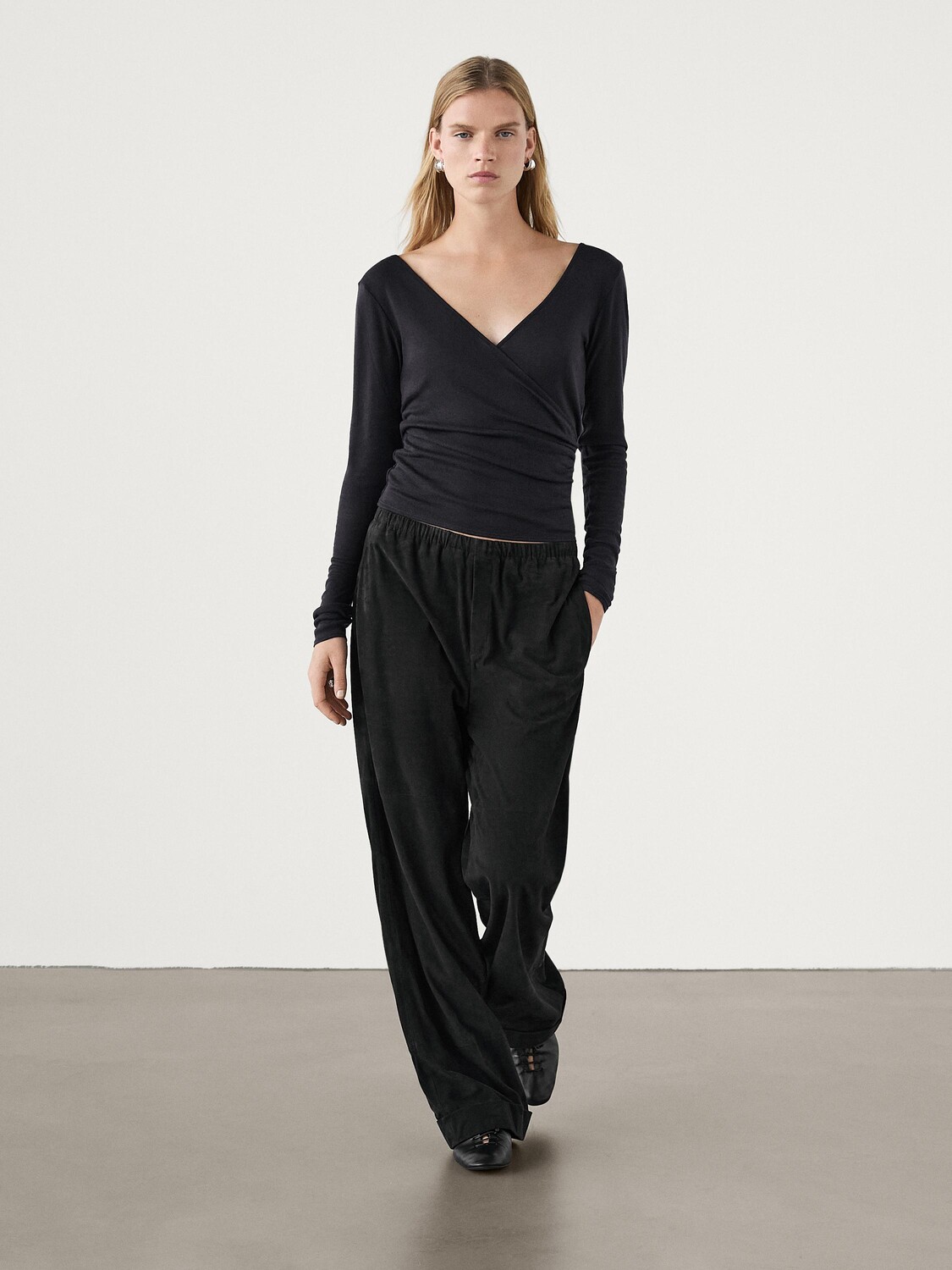 

Футболка с длинным рукавом и V-образным вырезом Massimo Dutti, черный
