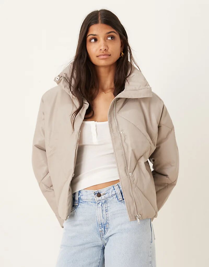 

Гламурная куртка-пуховик с длинными рукавами и воротником серого цвета