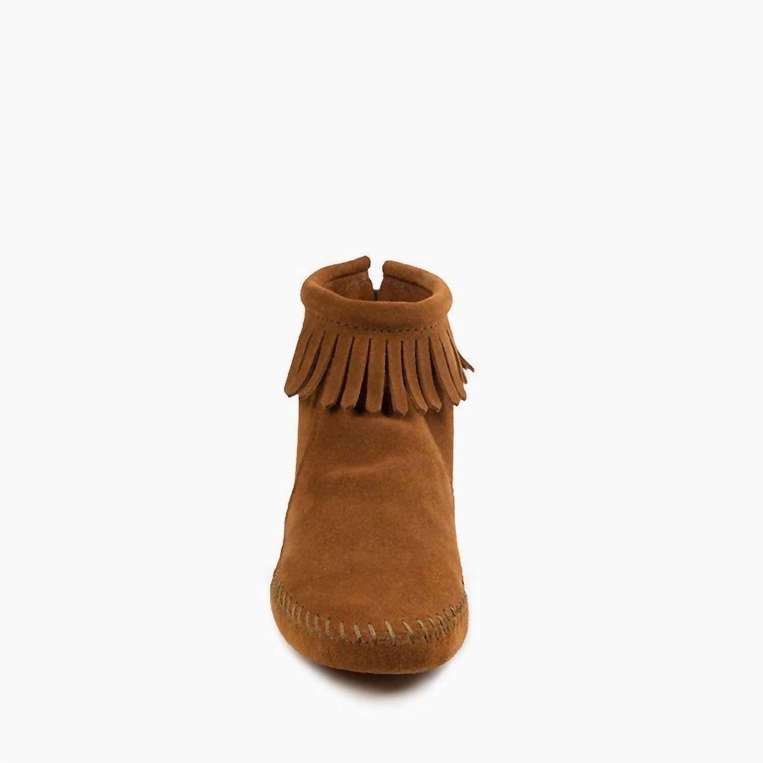 Женские сапоги на молнии сзади с мягкой подошвой в коричневом цвете Minnetonka — фото 3